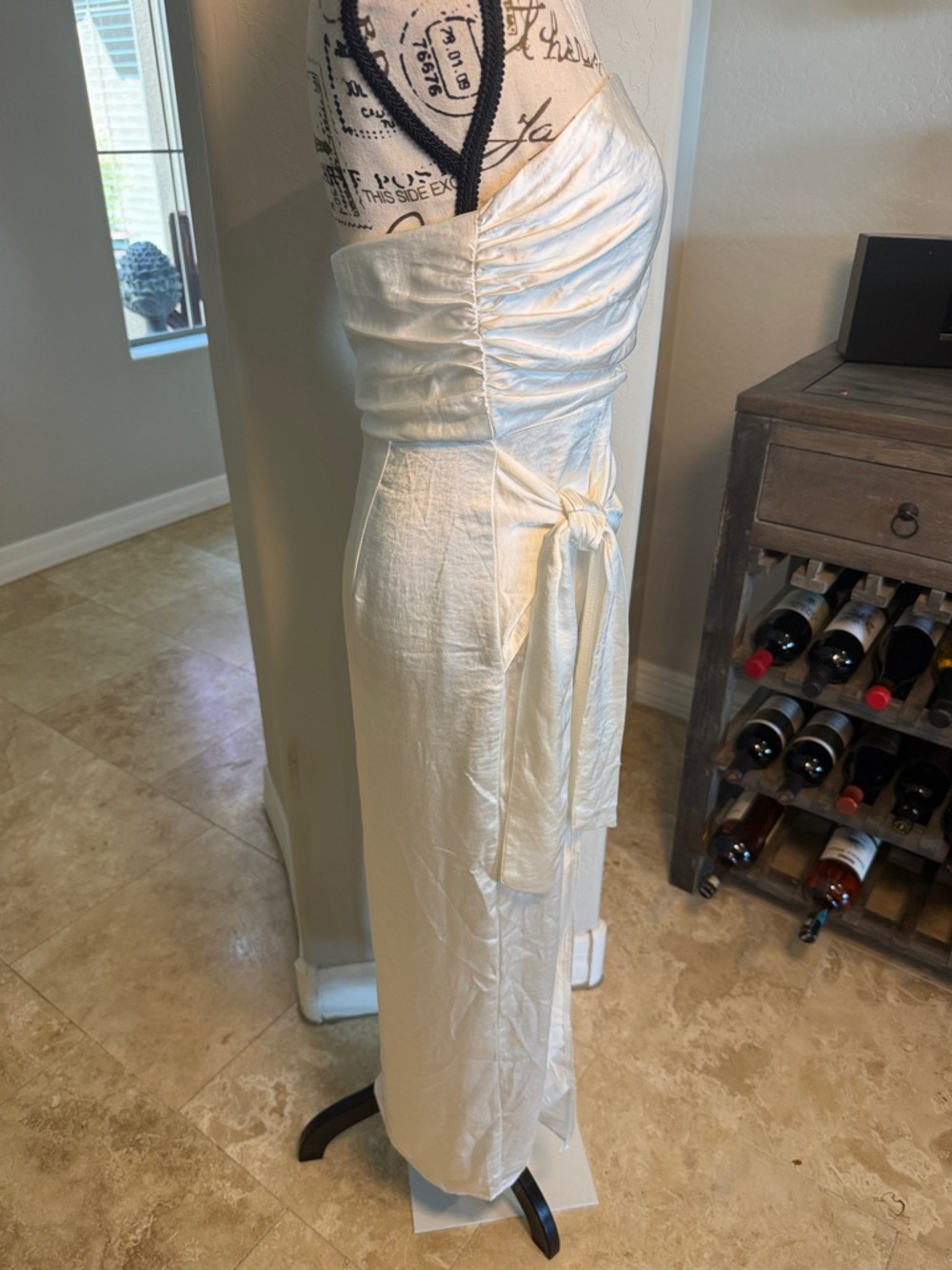 ⸻
SELFIE LESLIE White Satin Strapless Maxi Dress NWT Size Medium Elegant Slit - Picture 4 of 6